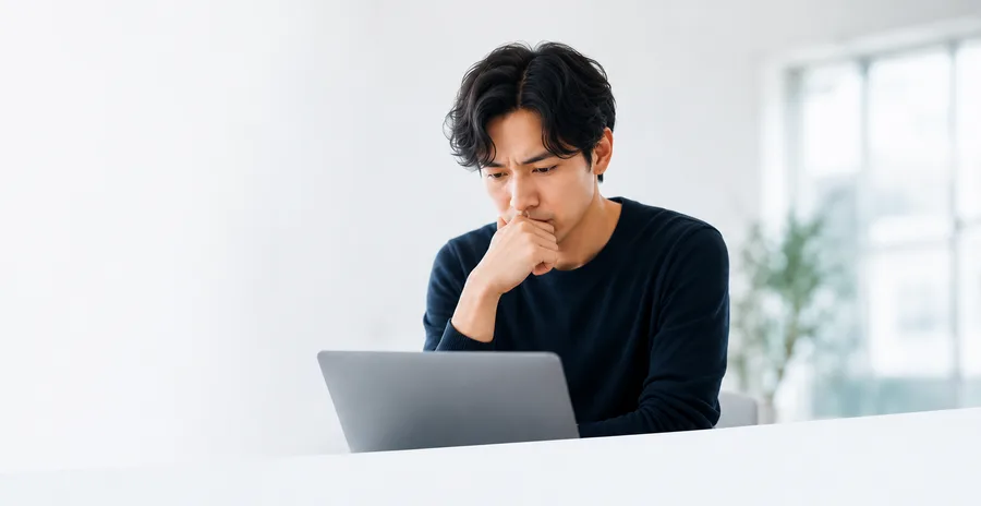 PC作業中に一人で悩む起業家